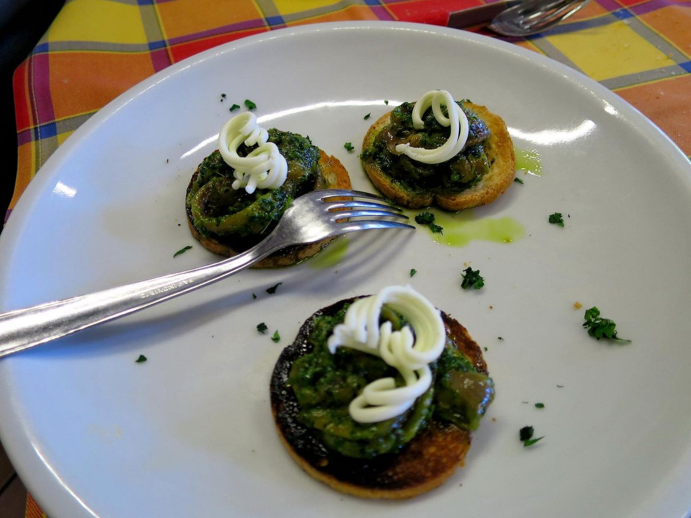 Crostini con bagnetto verde e un ricciolo di maionese