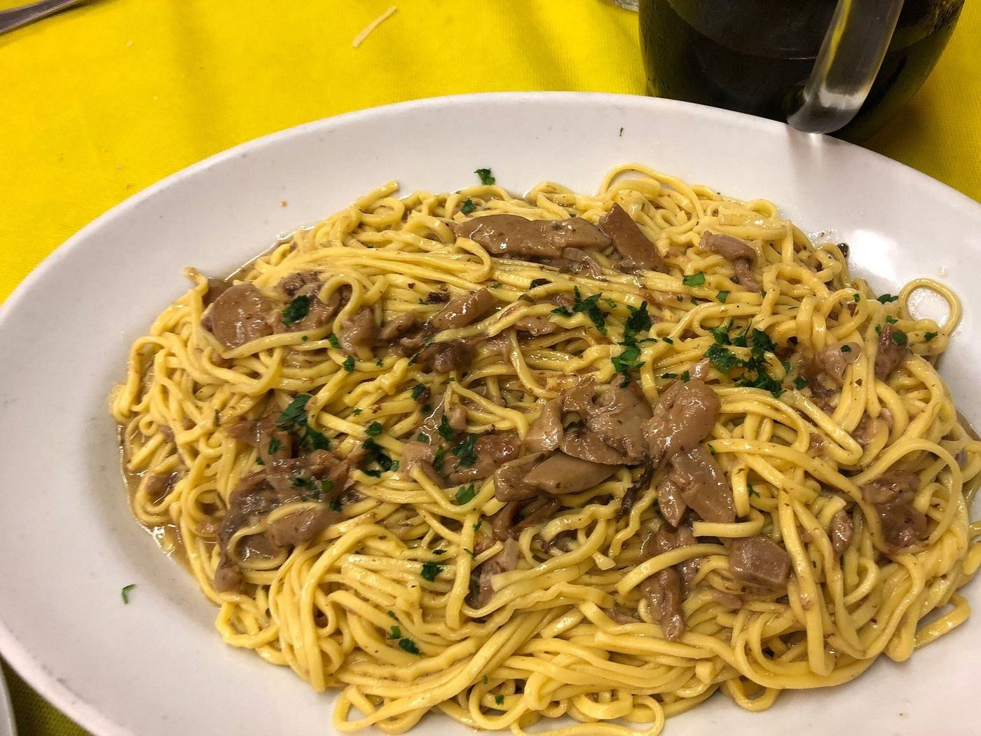 Piatto di tagliolini ai funghi porcini